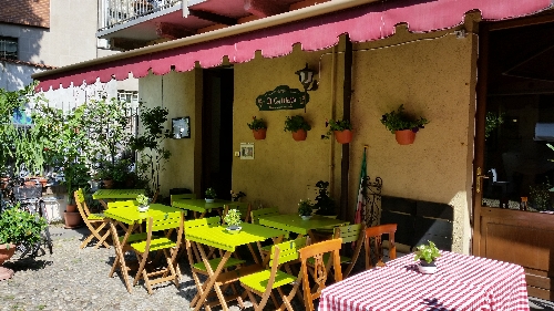 Il dehors colorato di La Tana dei Tre nel quartiere Balon